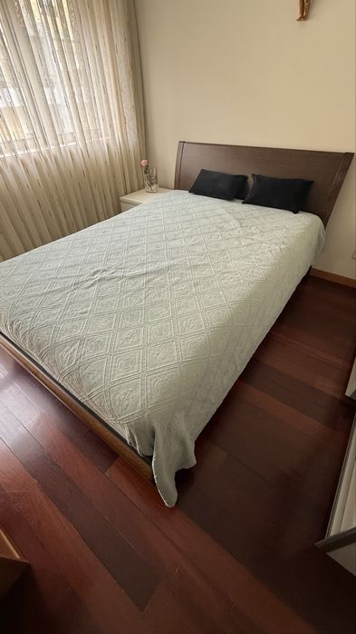 Cama de madeira com colchao