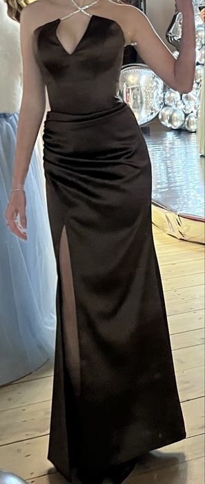 Атласна вечірня сукня