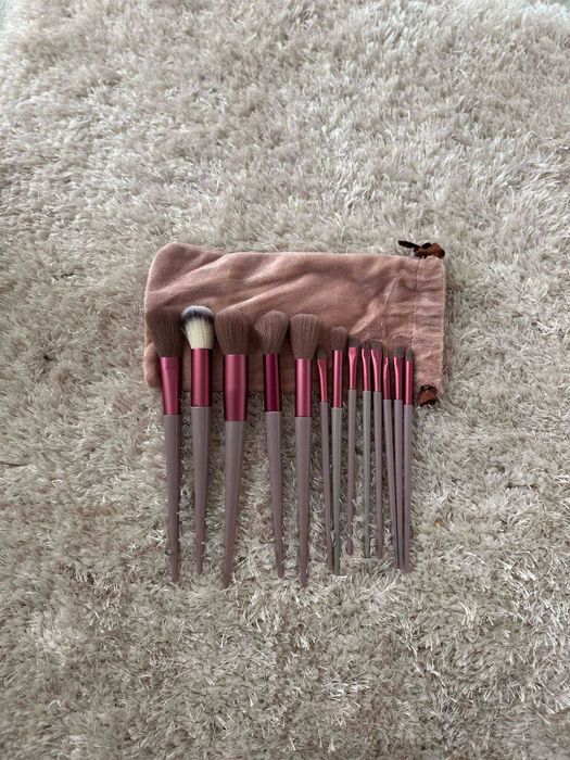 Conjunto Estojo Pinceis e Esponjas de maquilhagem