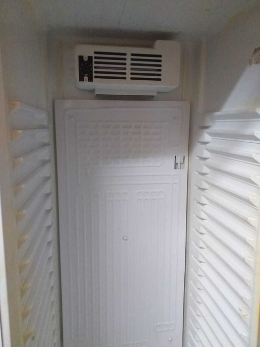 Добротний  великий холодильник