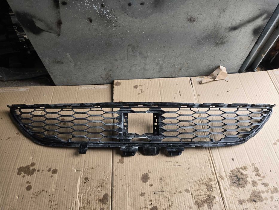 kratka środkowa zderzaka przód Dacia Sandero 3 III