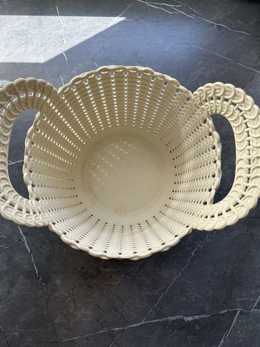 Biały, plastikowy koszyk