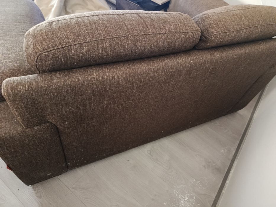 Sofá castanho em tecido resistente