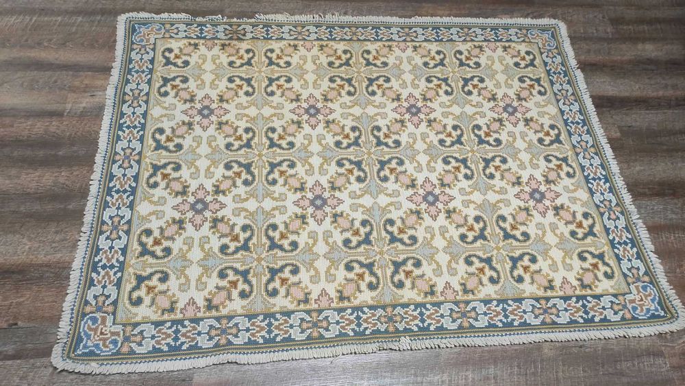 Tapete / Carpete de Arraiolos Bordado à Mão – 1,62m x 1,22m (Com pequeno defeito / Higienizado)