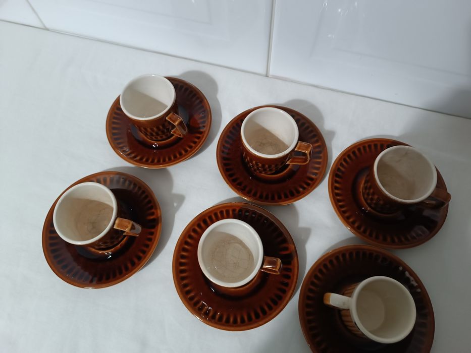 Conjunto de café muito antigo. Chávenas e Pires