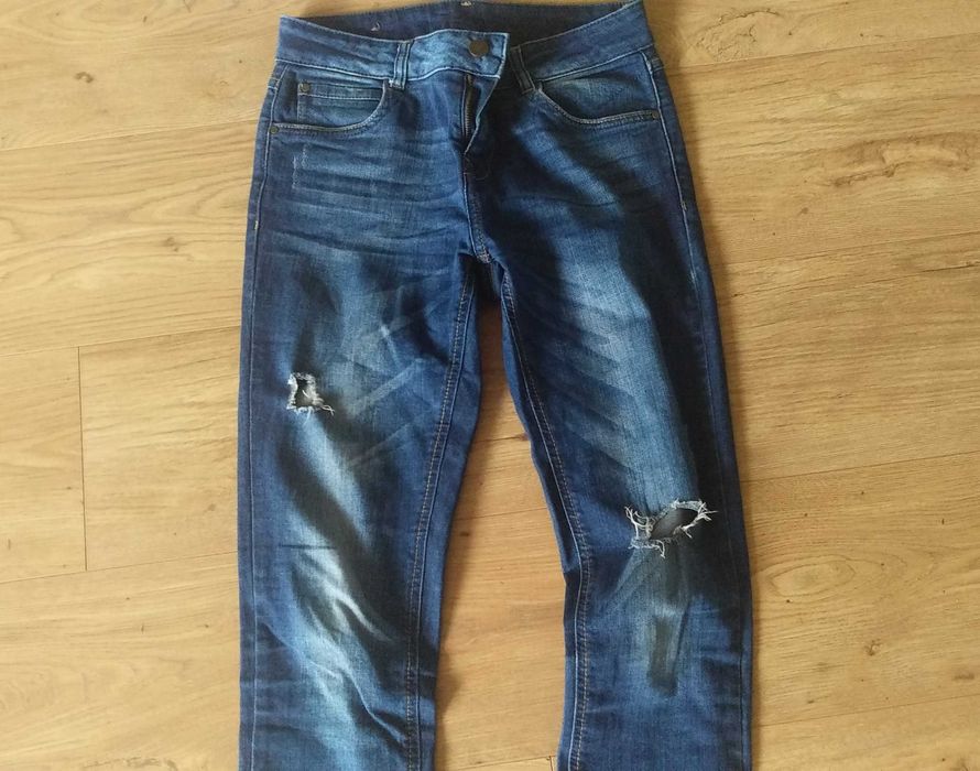Spodnie jeans z dziurami promod