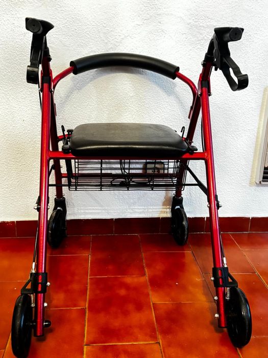 Andarilho com 4 rodas, banco e cesto