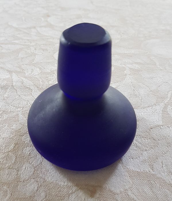 garrafa de licor amarela e azul cobalto, fosca