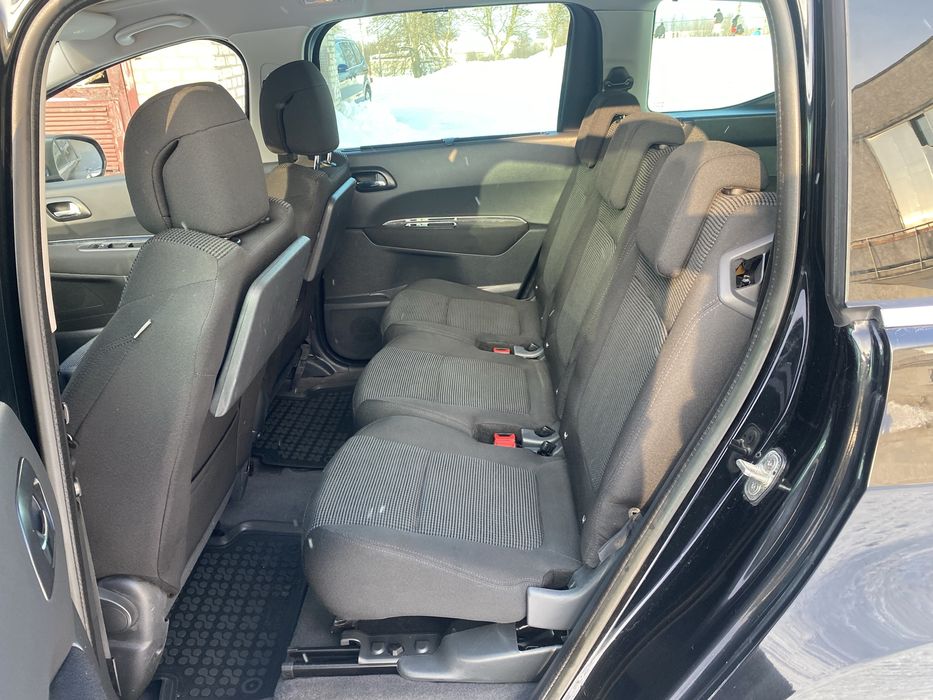 Автомобіль peugeot 5008