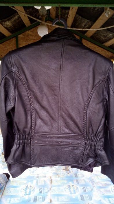 Кожана жіноча куртка