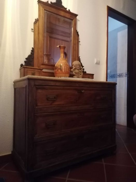 Móvel antigo, restaurado, muito estimado