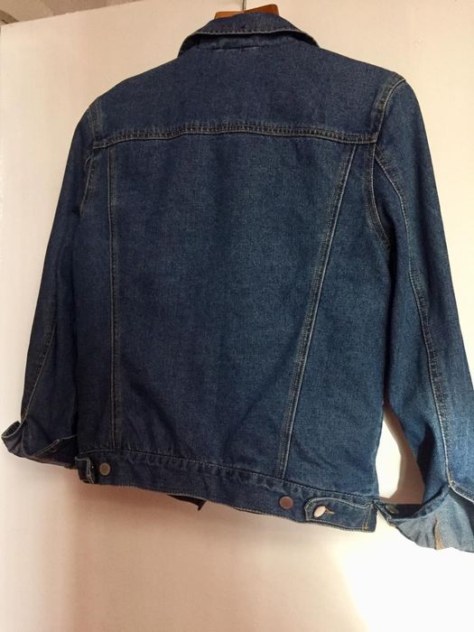 Куртка джинсова.