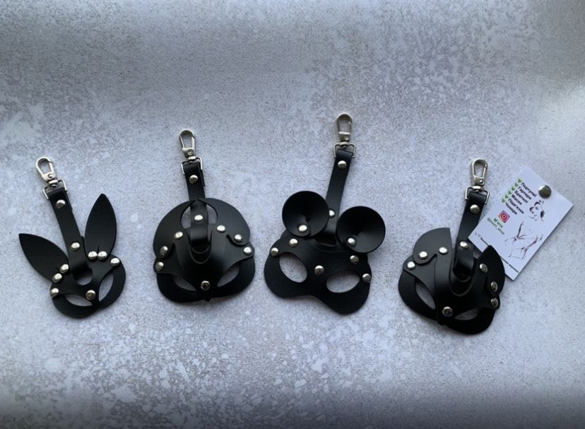 Брелок маска зая киця браслет