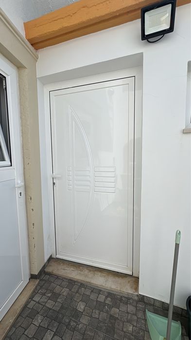 Porta de Entrada em PVC Branco – 90 x 200 cm – Excelente Estado
