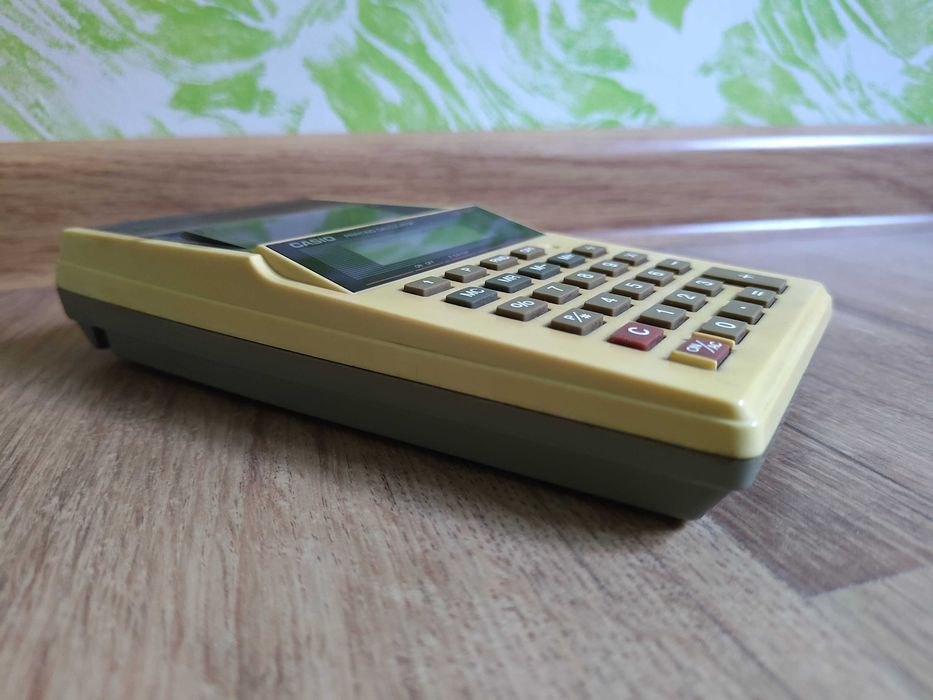 Stary kalkulator Casio HR-8A