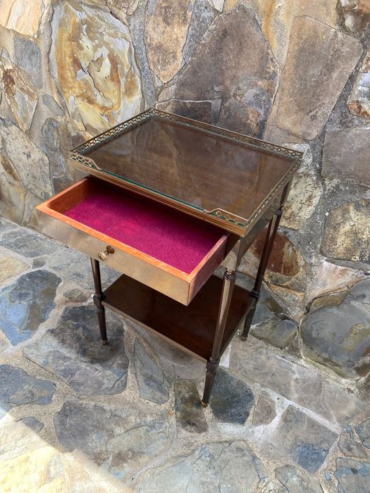 Mesa Gradinha Vazada Napoleão Madeira exótica tampo vidro 67 cm Antiga