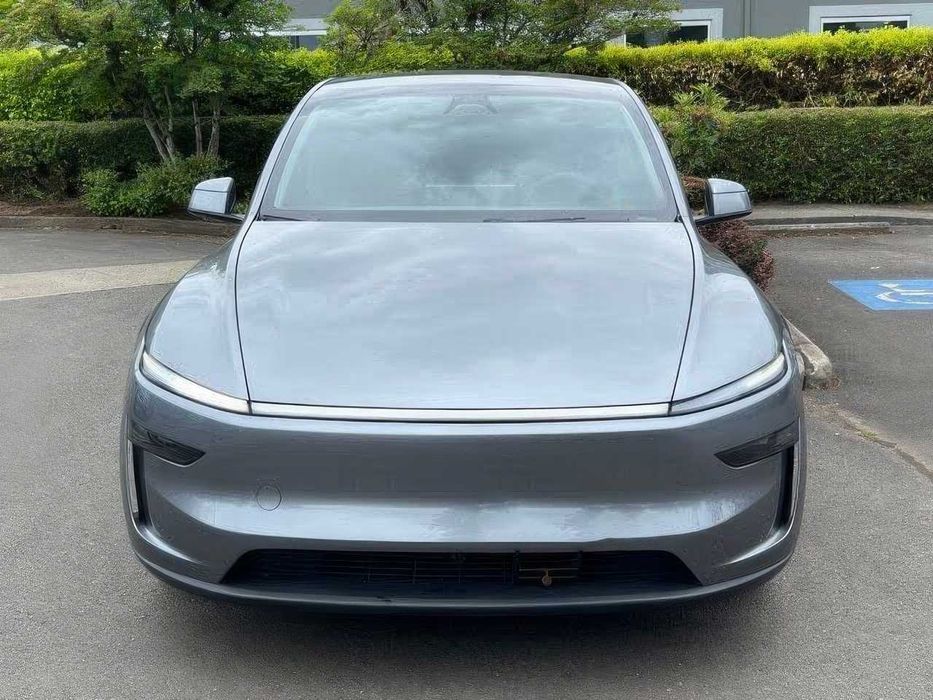Tesla Model Y Long Range      2026