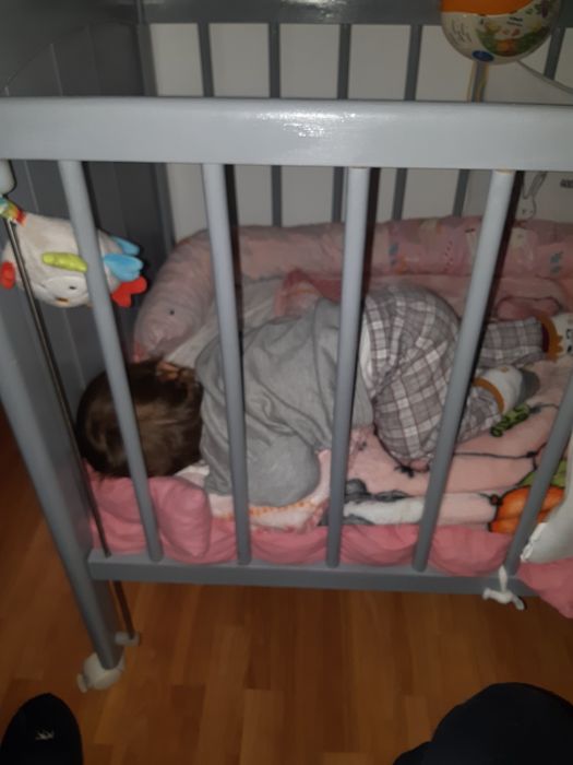 Cama de bebé cinzenta