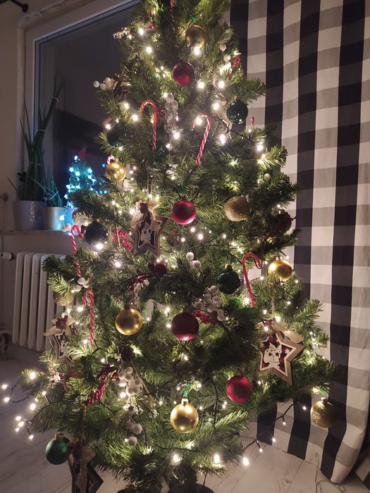 Choinka 180 cm z ozdobnymi i lampkami z Leroy Merlin