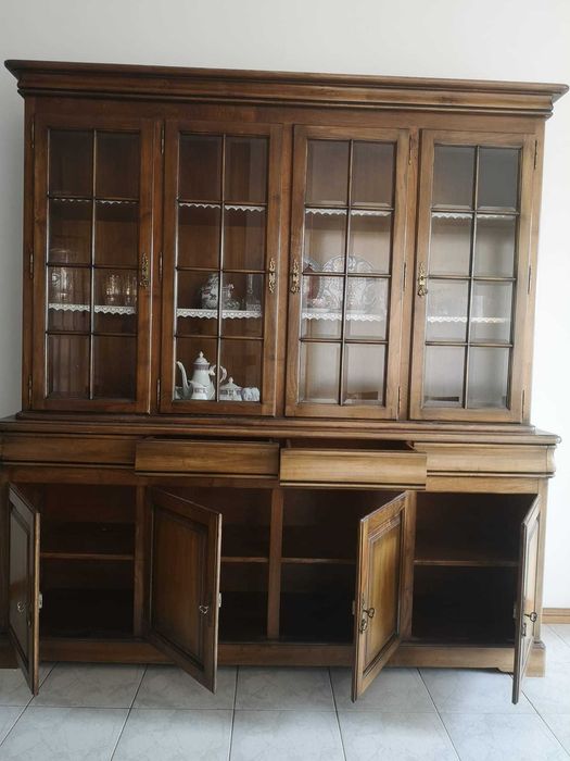 Mesa de Jantar Extensível em Madeira Maciça + 6 Cadeiras e Aparador com Cristaleira em Madeira Maciça – Estilo Clássico