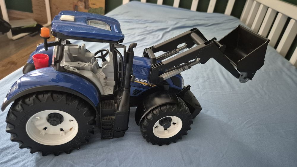 Bruder traktor New Holland 03121