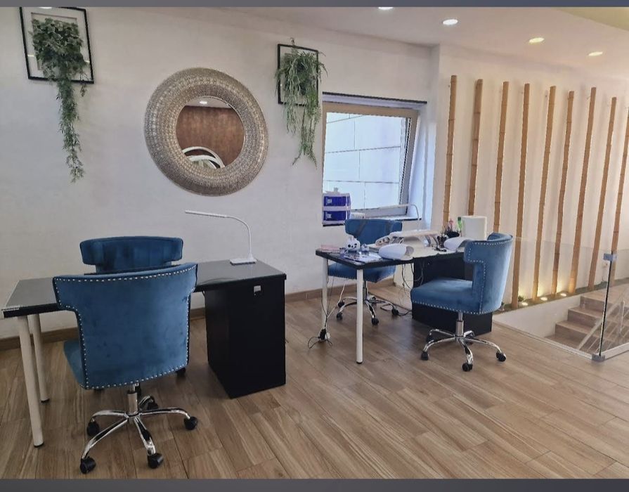 Mesa e cadeiras manicure