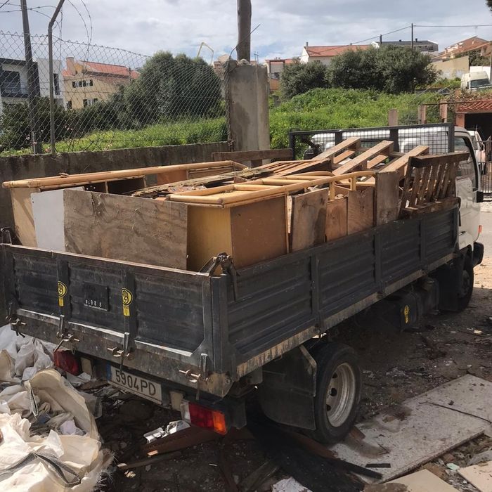 Recolha de lixo, monos e todo o tipo de resíduos de obras misturados