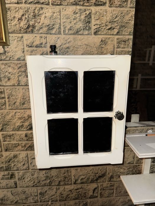 Regały szafki małe białe witrynki komoda mała