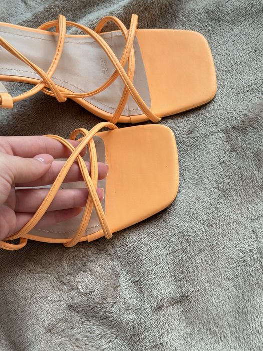 Босоніжки на каблуку