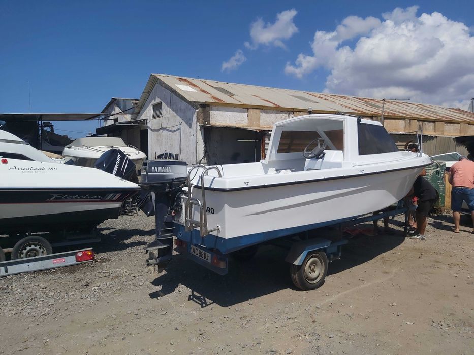 Barco Semi-Cabinado de 6 pessoas