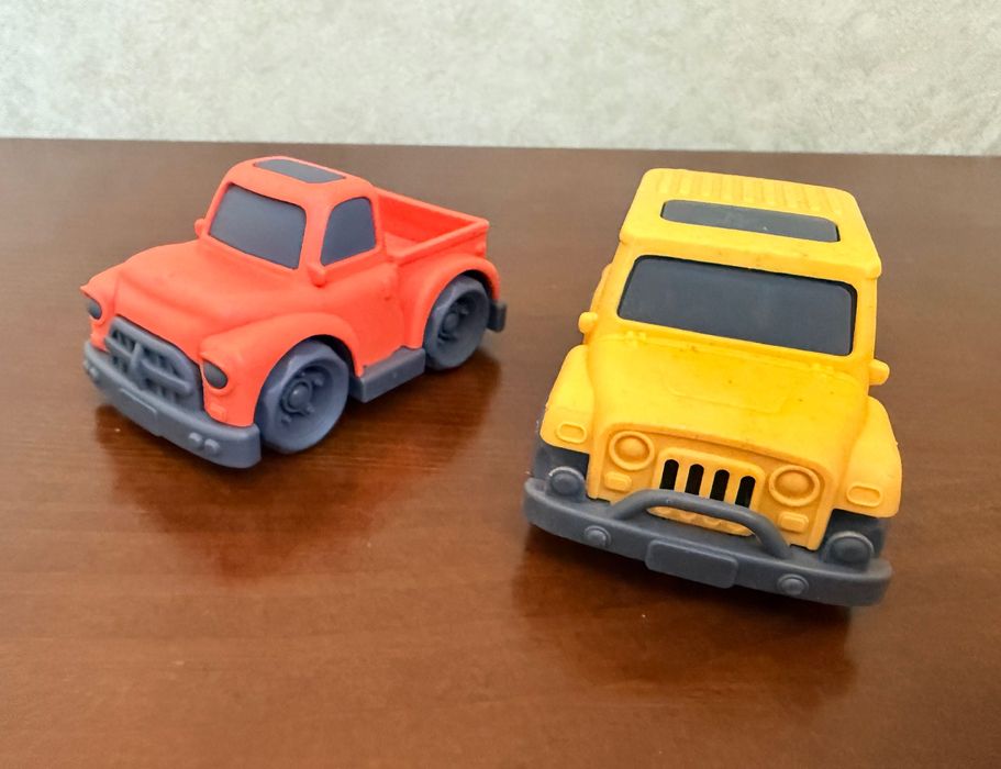 Дитячі гумові машинки для найменших діток, автобус та червона машинка