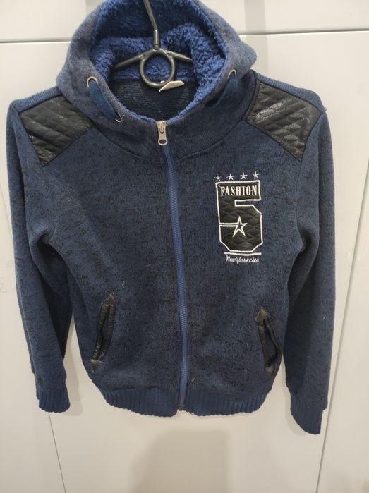 Sweter rozpinany z kapturem