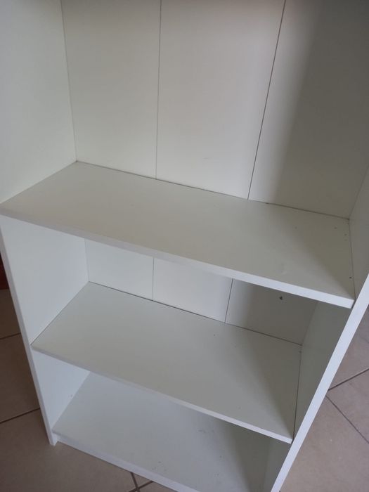Movel branco de pesteleiras