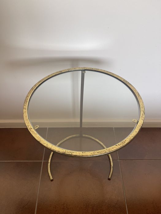 Mesa de apoio dourada e em vidro