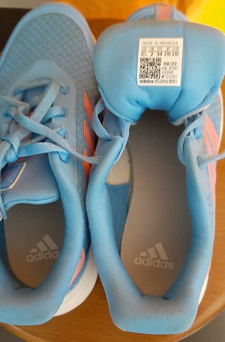 Sapatilhas Adidas de menina.