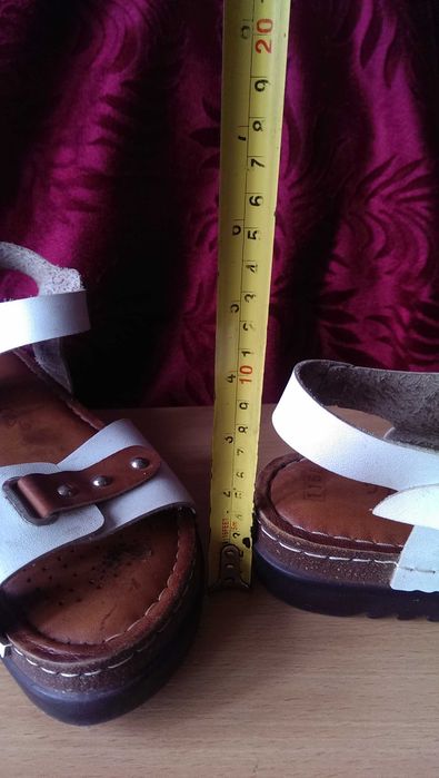 Женские Качественные кожаные сандалии босоножки Tina Shoes 38-го размера, имеют  анатомическую стельку и ребристую подошву