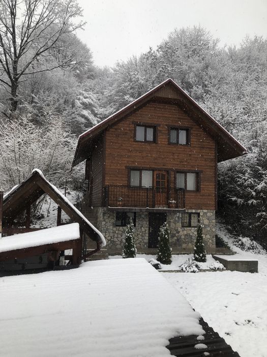 Здається будиночок. Баня і чан є на території