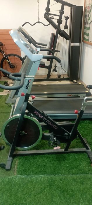 Um mini ginásio com tudo