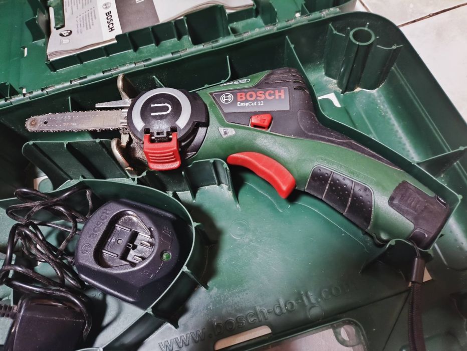 Акумуляторна міні-ланцюгова пила Bosch EasyCut 12 (06033C8020)
