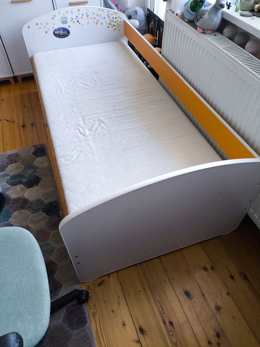 Łóżko z materacem i szufladą