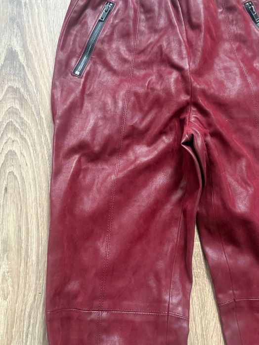 Unikatowe spodnie Esprit – ekoskóra, bordowe, rozmiar S bikery