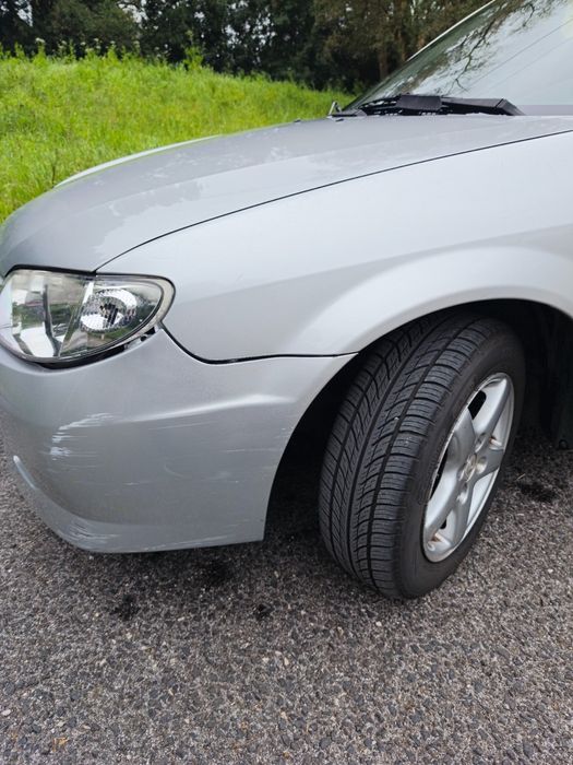 Viatura batida Mazda 323F