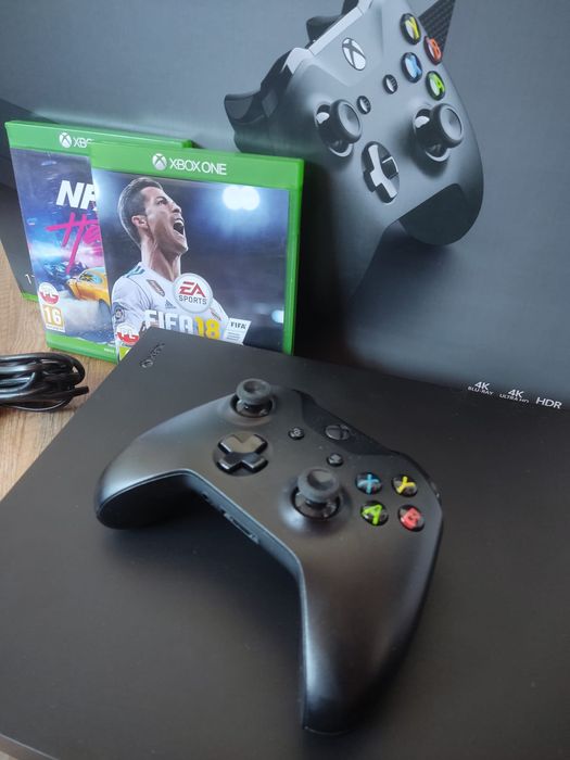Xbox one x 1tb pad gry