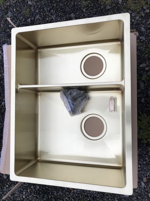 Nowy, złoty zlewozmywak.