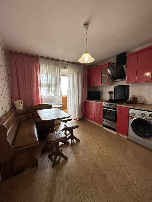 Продається 3-кімнатна квартира по вул. М. Небаби, центр міста