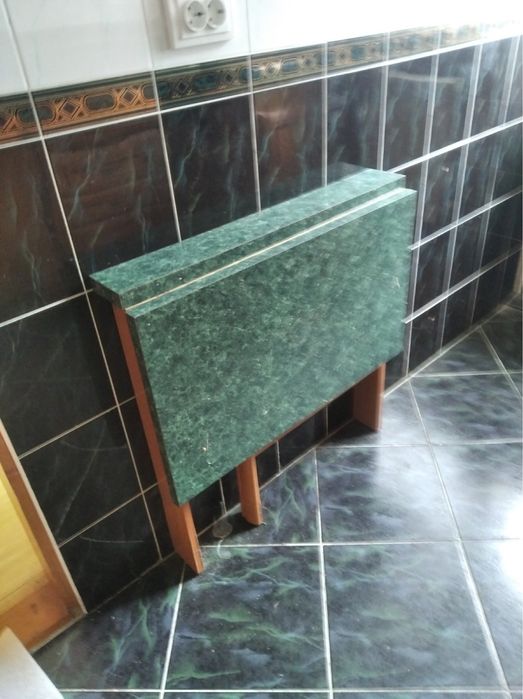 Кутова кухня, стіл