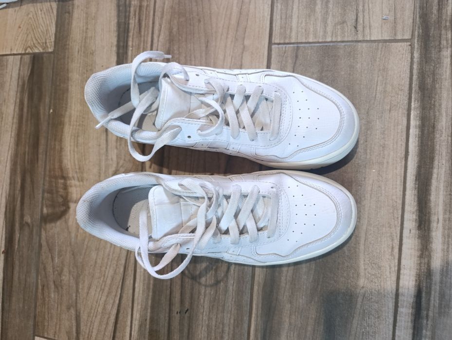 Білі кросівки asics