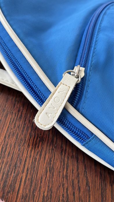 Niebieski plecak z białymi akcentami