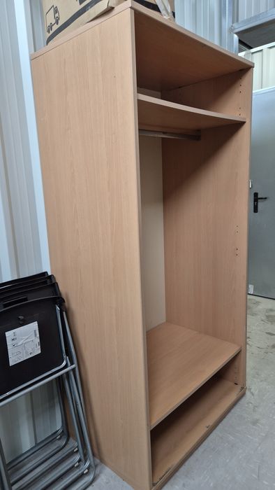 Roupeiro, estante e cama