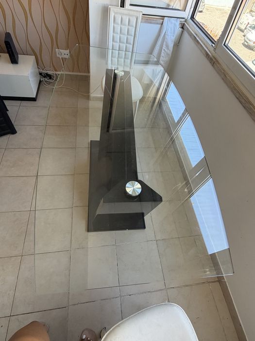 Vendo mesa de jantar .Em muito bom estado.Transporte a cargo do comprador.